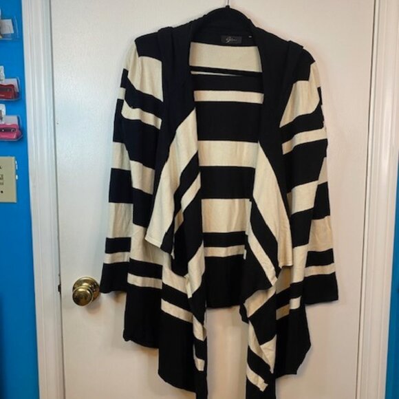 lyn black and white look sweater with hood - Picture 1 of 5